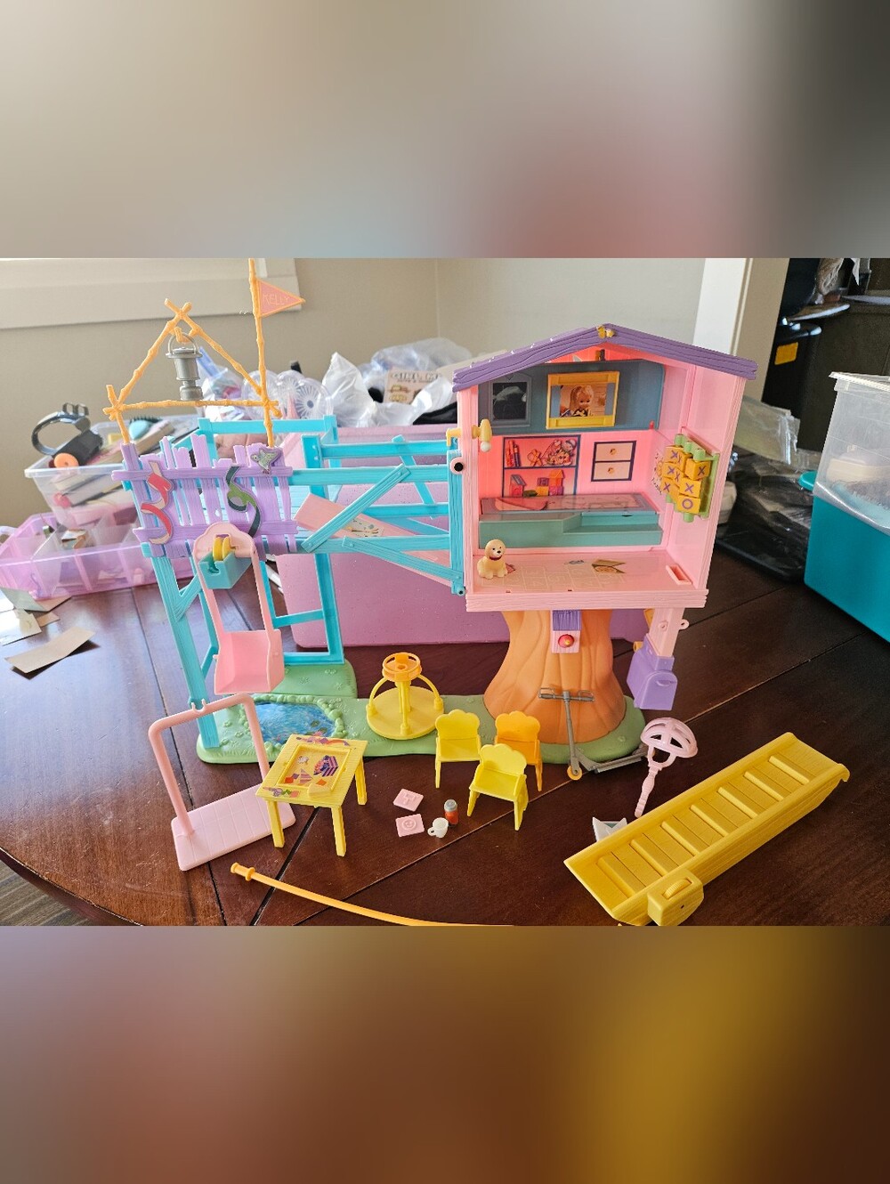 2001 Kelly Club (Barbie) Lots Of Secrets Playhouse